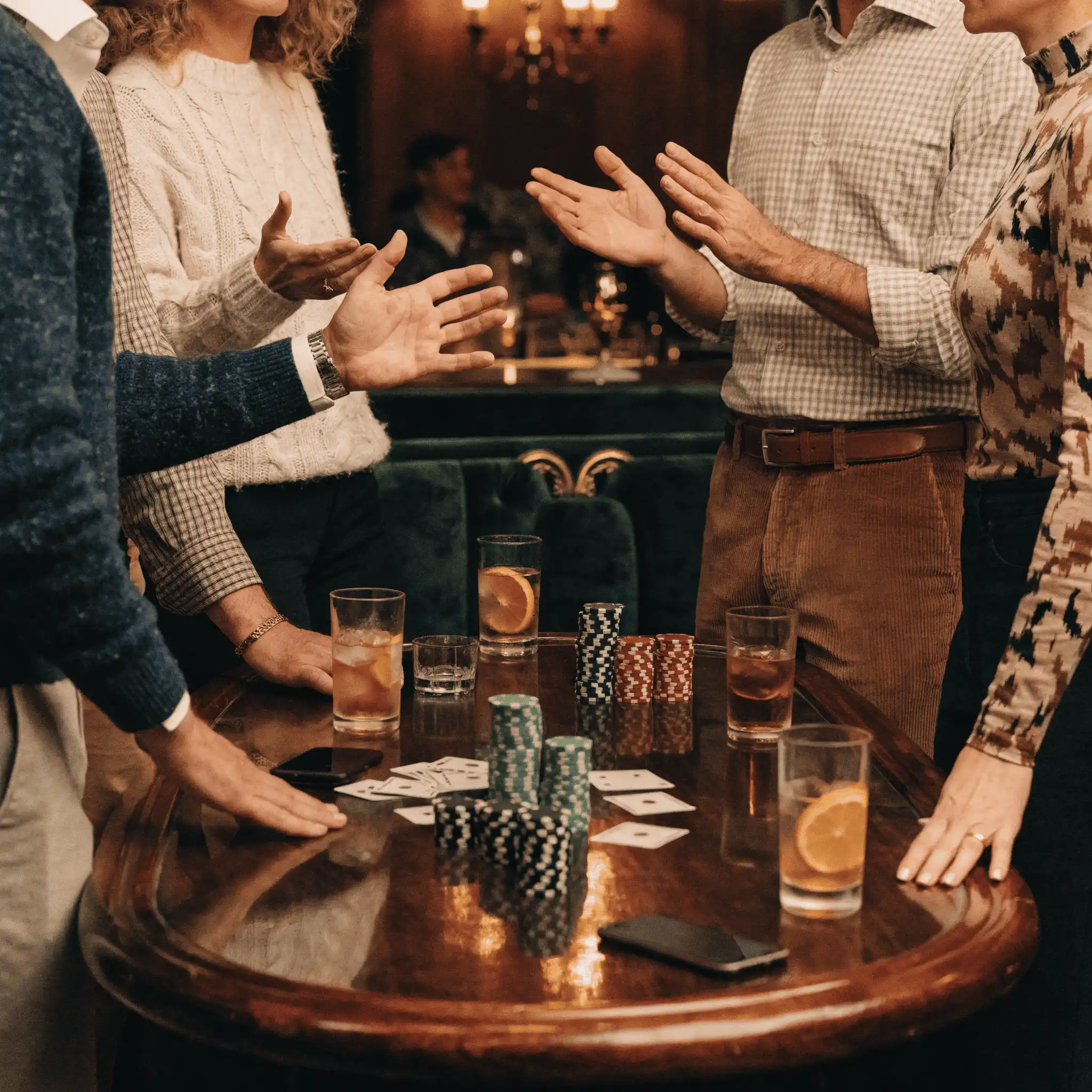 Goście przy pokerowym stole w eleganckim lounge