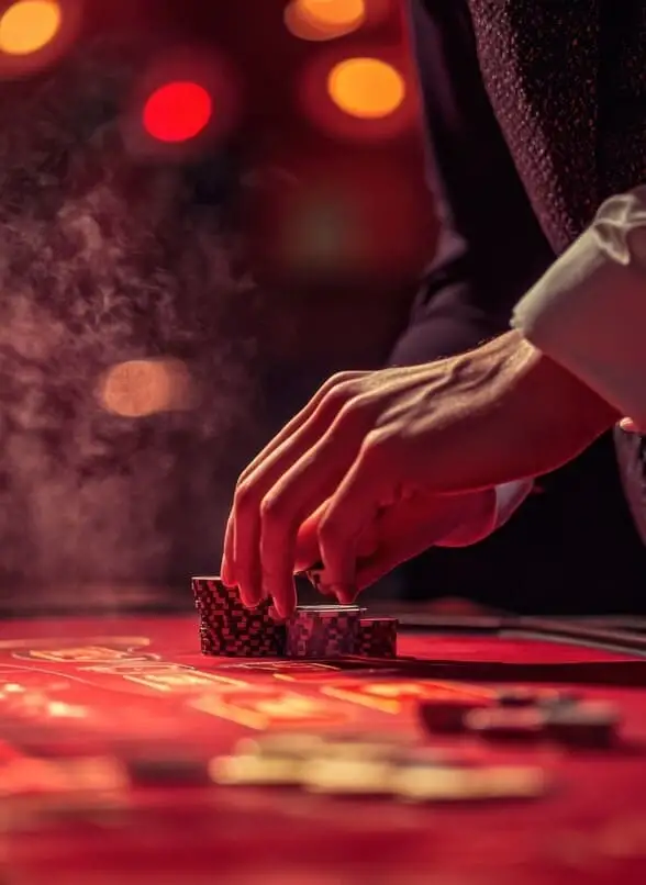 Gracze skupieni przy pokerowym stole